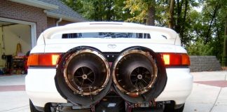 В Дубаи арестовали мужчину на реактивном авто