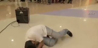 Девушка нокаутировала гитарой парня, сделавшего ей предложение в торговом центре Дубаи (ВИДЕО)