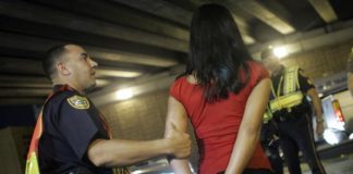 Суд Дубаи отправил пару в тюрьму за поцелуи в машине