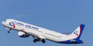 В Дубае стюардесса выпала из самолета из-за ошибки водителя трапа