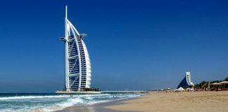 За купание в море при плохой погоде в Дубаи будут штрафовать Пляж в Дубаи