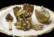 В одном из кафе Дубаи подают на десерт золотой кекс Золотой капкейк в Дубаи