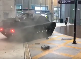 Танк проломил стену в торговом центре Дубая
