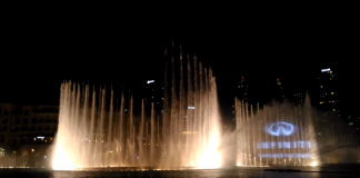 Компания Infiniti показала на фонтане Дубая эмоции от вождения автомобиля