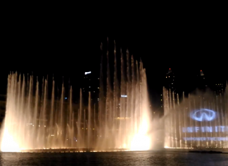 Компания Infiniti показала на фонтане Дубая эмоции от вождения автомобиля