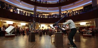 Видео: В торговом центре Дубая продемонстрировали мастерство балансировки предметов