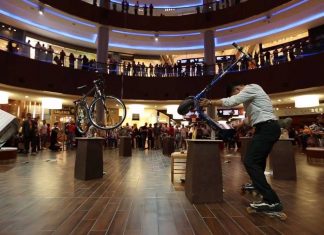 Видео: В торговом центре Дубая продемонстрировали мастерство балансировки предметов