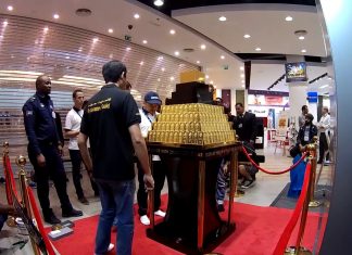 Видео: В торговом центре Дубая выставили 250 кг золота