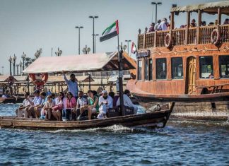 Лодки-абры начали курсировать по Каналу Дубая