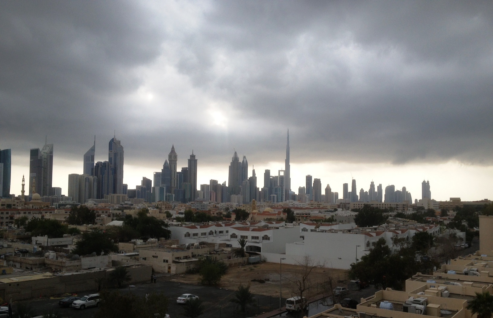 Дубай дождь сегодня. Буря в Дубае. Дубай окраины города. Дождь в Абу Даби. Дубай пасмурно.