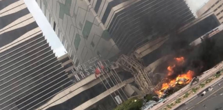 Видео: Из-за сильного ветра башенный кран упал на главную автомагистраль Дубая