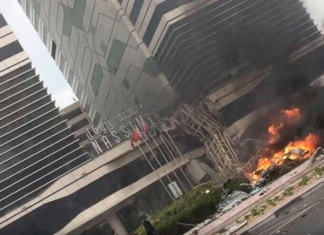 Видео: Из-за сильного ветра башенный кран упал на главную автомагистраль Дубая