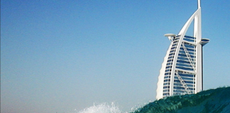 Возле берегов Дубая зафиксированы рекордные волны