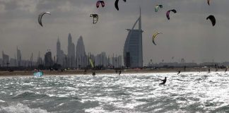 На выходных у берегов ОАЭ ожидается шторм