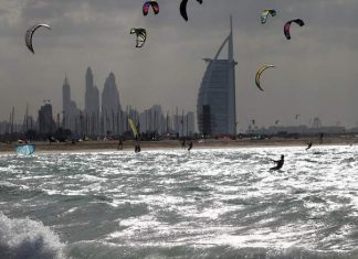 На выходных у берегов ОАЭ ожидается шторм