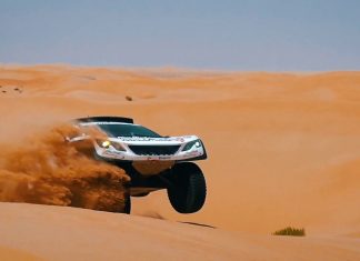 Видео: Экипаж из ОАЭ впервые выиграл престижную гонку