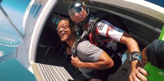 Видео: Актер Уилл Смит призвал забыть о страхе на примере прыжка с парашютом в Дубае