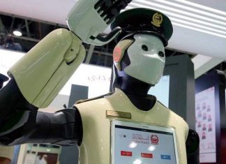 Первый в мире робот-полицейский поступил на службу в Дубае