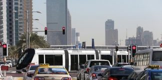 Два жителя Дубая получили в подарок автомобили за примерное вождение