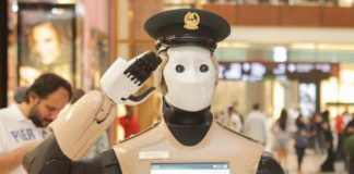 Видео: Первый в мире робокоп патрулирует торговый центр в Дубае