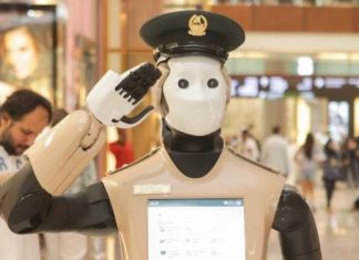 Видео: Первый в мире робокоп патрулирует торговый центр в Дубае