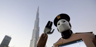 Видео: Робокоп вышел на патрулирование улиц Дубая