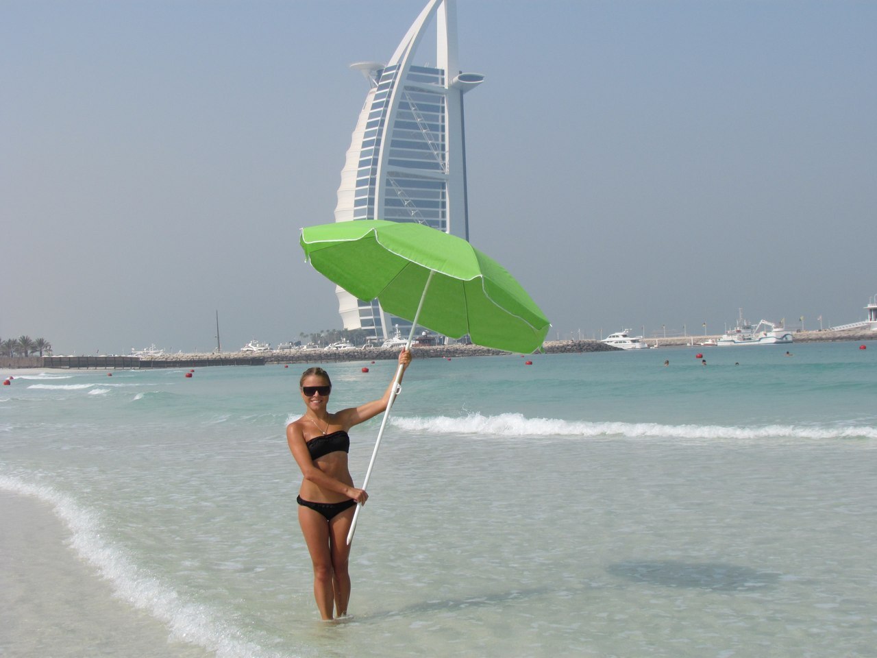 Погода в оаэ сейчас вода. Эмираты летом. ОАЭ пляж. Дубай пляж люди. Пляж в Дубае сейчас.