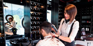 В ОАЭ женщину впервые приняли на работу в мужскую парикмахерскую