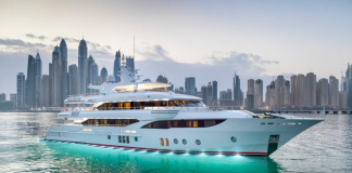 В ОАЭ спустили на воду роскошную яхту