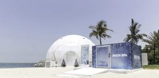 На пляже Дубая установили снежный спа-центр