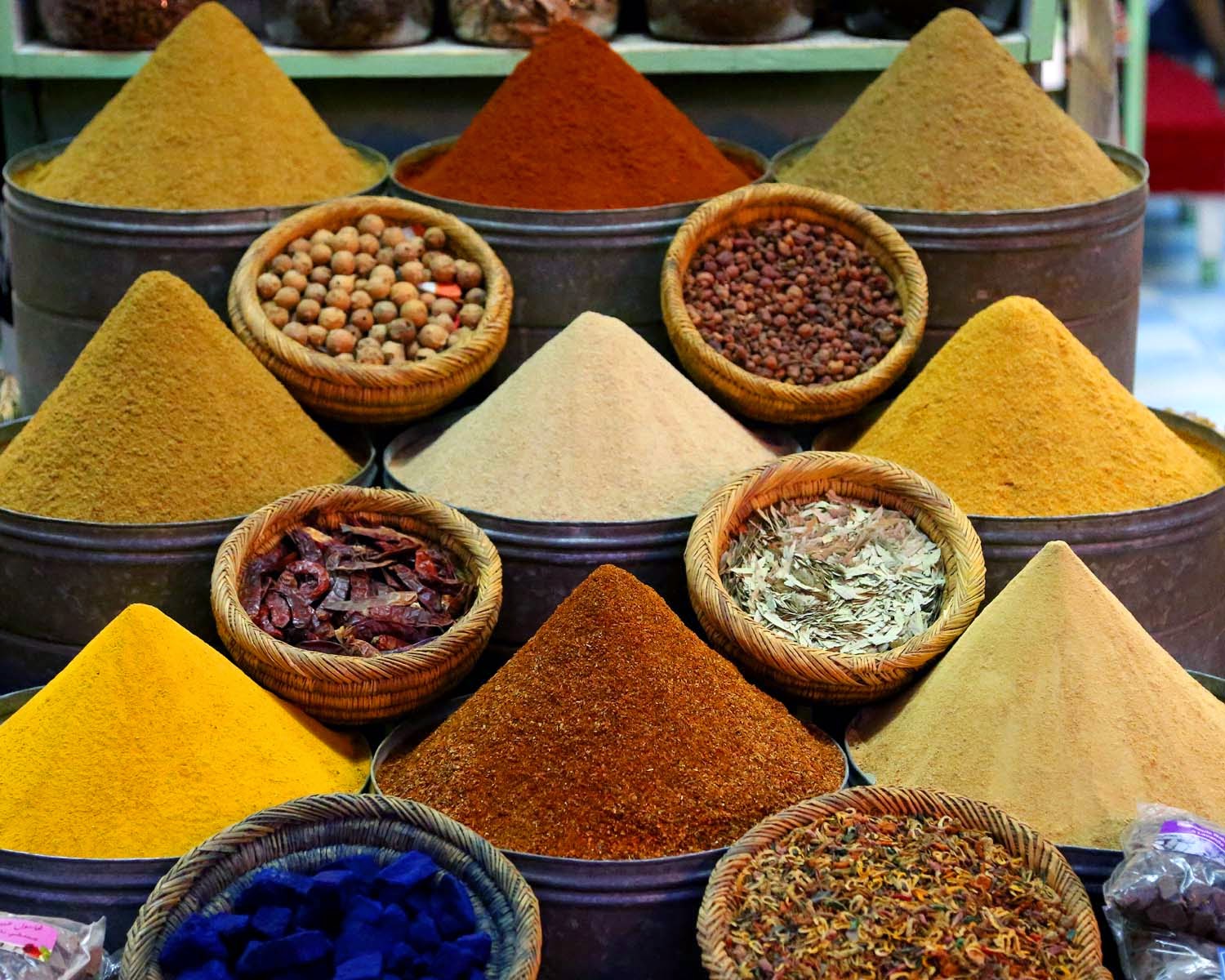 B0k3p india. Dubai Spice Souk. Indian Saffron Турция специи. Специи рынок Марракеш. Восточные пряности.