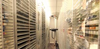 Видео: Как работает робот-аптекарь в Дубае