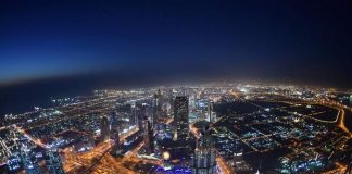 Видео: Насладитесь потрясающим видом ночного Дубая с вершины Бурдж Халифа