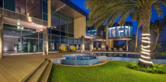 В Дубае выставлена на продажу роскошная вилла с кинотеатром и ночным клубом