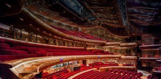 В Опере Дубая начали проводить экскурсии