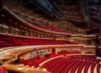 В Опере Дубая начали проводить экскурсии