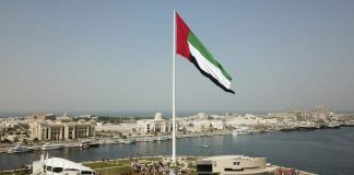 В ОАЭ подняли самый большой флаг в мире