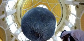 В торговом центре Дубая появилась гигантская Луна