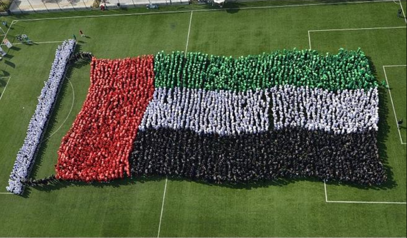 В ОАЭ создали рекордно большой живой флаг