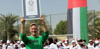 В ОАЭ создали рекордно большой живой флаг