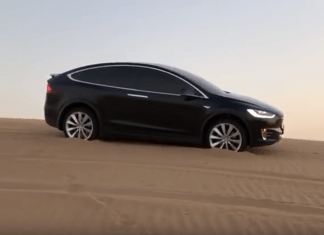 Видео: Автомобиль Tesla протестировали в пустыне Дубая