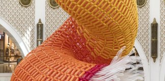 Видео: В торговом центре Дубая выставили необычную скульптуру