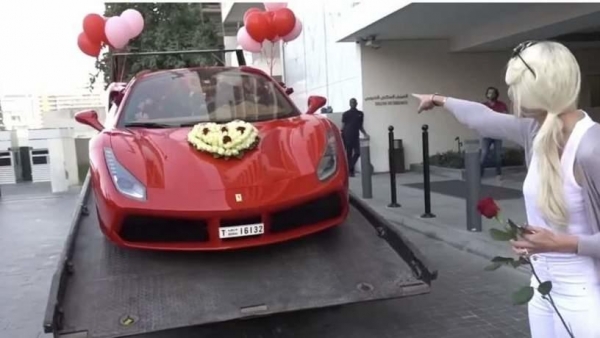 В Дубае известная блогерша получила на День Святого Валентина Ferrari и 1000 роз