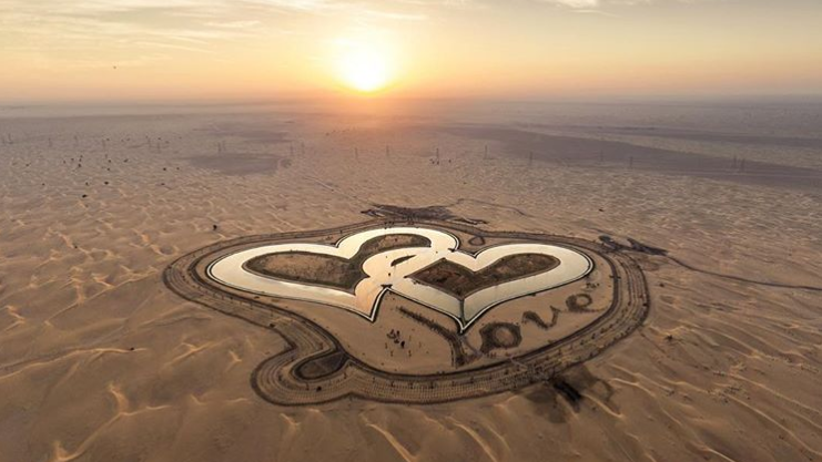 В Дубае появилось озеро в виде двух сердец